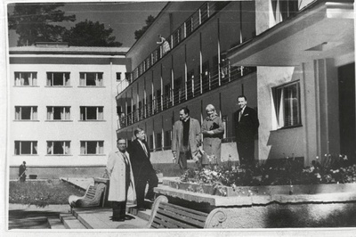 Kolhoosidevahelise puhkekodu "Narva-Jõesuu" direktor Adalbert Lindblom (vasakult), Eesti NSV kultuuriminster A.Ansberg, NSV Liidu rahvakunstnik Georg Ots, tema abikaasa Asta Ots ja Eesti NSV teeneline kunstnik Eugen Kelder puhkekodu ees.  similar photo
