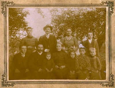 [Viidevari pere Tõnija külast?].  duplicate photo