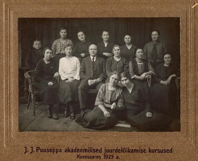 J.J.Puusepa akadeemilisest juurdelõikamise kursusest osavõtjad
Kuressaares.