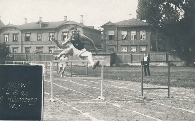 Aleksander Klumberg (Kolmpere) 110 m tõkkejooksul Eesti IV kergejõustikuesivõistlustel  duplicate photo