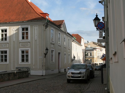 Jaani tänav, vaade vangla (paremal) juurest kesklinna suunas. Vasakul nn Kuramaa printsessi maja. Tartu, 1880-1890. rephoto