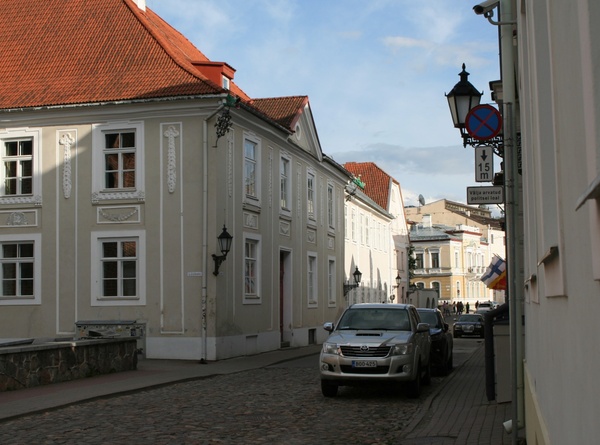 Jaani tänav, vaade vangla (paremal) juurest kesklinna suunas. Vasakul nn Kuramaa printsessi maja. Tartu, 1880-1890. rephoto
