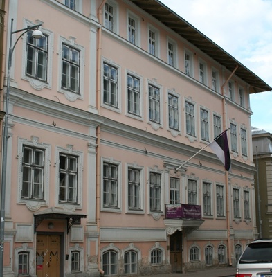 Korp! Vironia hoone, endine aadlielamu, fassaadivaade. Ü/e arh H.v. Stavenhagen, ü/e sees Edgar Kuusik rephoto