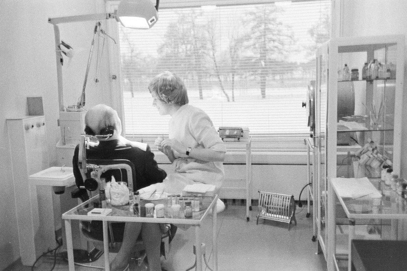 Kolhoosidevahelise sanatooriumi „Tervis“ stomatoloog Kersti Männa patsiendiga hambaravikabinetis.