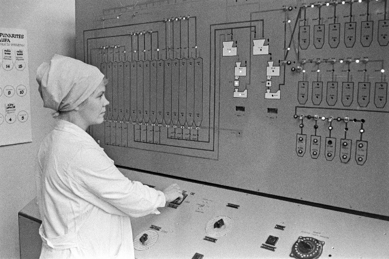 Tallinna Leivakombinaadi Mustamäe leivatehase operaator Niina Kuznets jahu etteandmise juhtimispuldi juures.