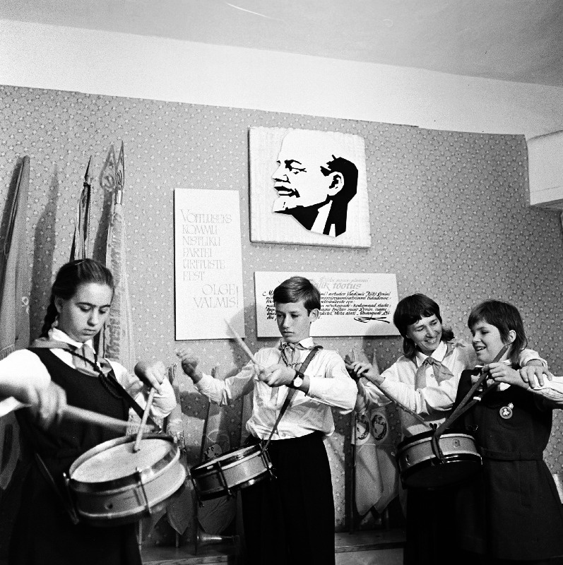 Aegviidu 8-klassilise kooli vanempioneerijuht Evi Toomingas (vasakult 3.) trummareid välja õpetamas. Vasakult 1. Reet Ess, 2. Hannes Voolma.