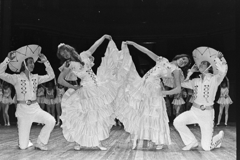 Tallinna 46. Keskkooli koreograafilise ansambli "Pähklipureja" kümnenda aastapäeva tähistamise balletiõhtult Riiklikus Akadeemilises Ooperi- ja Balletiteatris "Estonia".  Stseen mehhiko tantsudest.