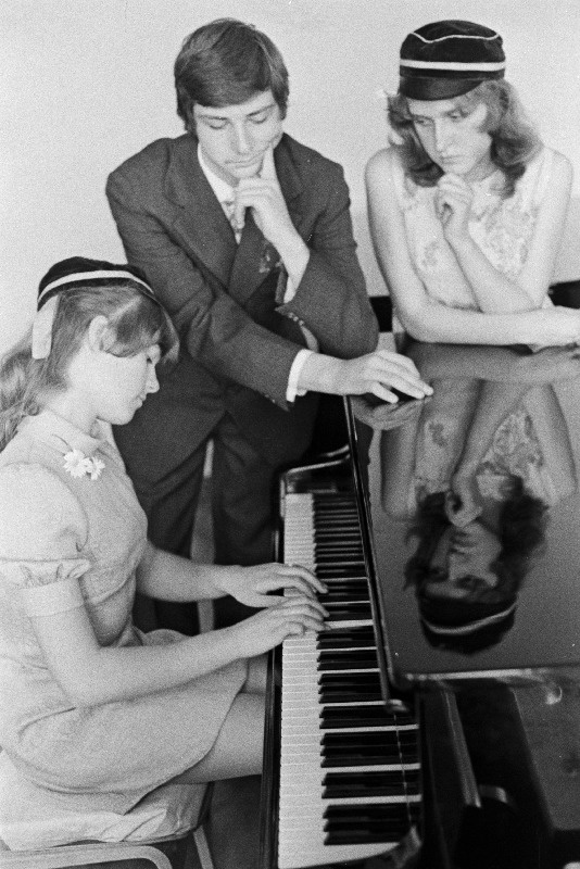 Tallinna Muusikakeskkooli kaheksanda klassi paremaid lõpetajaid (vasakult) Stella Jakobson, Teet Järvi ja Marika Kibaltšitš.