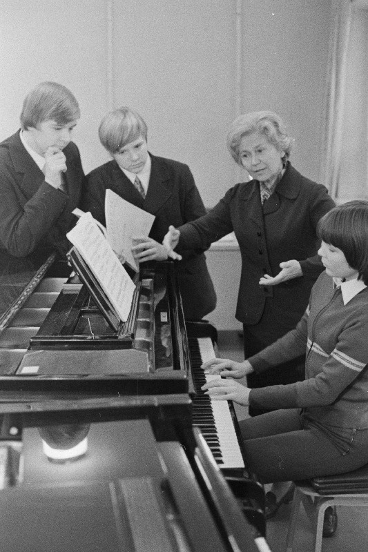 Tallinna Muusikakeskkooli professori kohusetäitja Laine Mets koos õpilaste Ivari Ilja, Tõnu Väärtnõu ja Piret Hurtlaga, kes Tšehhoslovakkias Labe-äärses Ustis korraldatavatelt klaveriõpilaste võistlustelt tulid tagasi auhindadega.