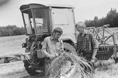 Türi näidissovhoostehnikumi agronoomiaosakonna kolmanda kursuse õpilane Ilmar Jaansoo, kes töötab brigadirina ja traktorist Veljo Kalda tööpraktikal majandis.  duplicate photo