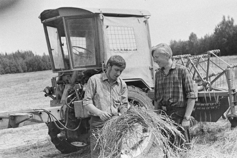 Türi näidissovhoostehnikumi agronoomiaosakonna kolmanda kursuse õpilane Ilmar Jaansoo, kes töötab brigadirina ja traktorist Veljo Kalda tööpraktikal majandis.