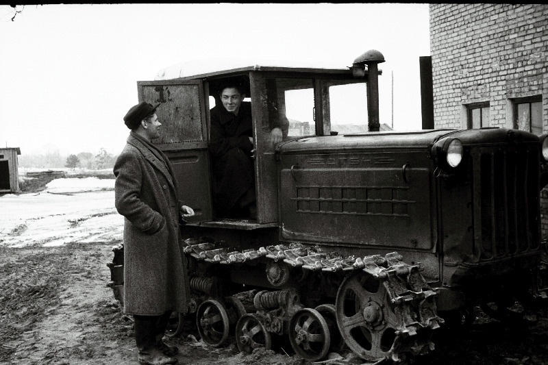 Vaivara masina-traktorijaama I traktoribrigaadi brigadir Langebrenn saadab tööle traktoristi kommunistliku noore Nikolai Sinitski.