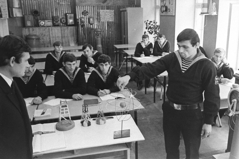 Eesti Kalatööstuse Tootmiskoondise „Ookean“ Tallinna merekooli kursant Aleksandr Volkov laevajuhtimiskabinetis maketi juures laeva koordinaate määramas. Vasakul tootmisõpetuse meister Vladimir Bõkov.