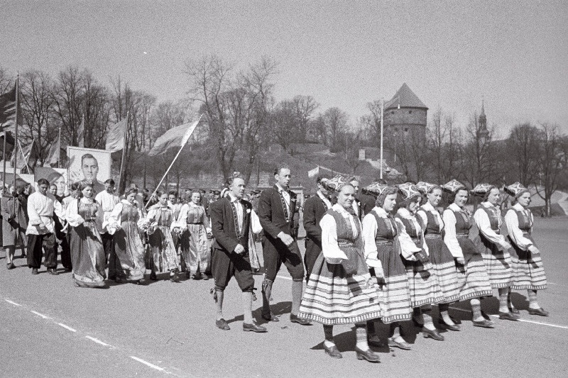 Paraad 1. mai tähistamiseks. Möödub Balti Manufaktuuri kolonn.