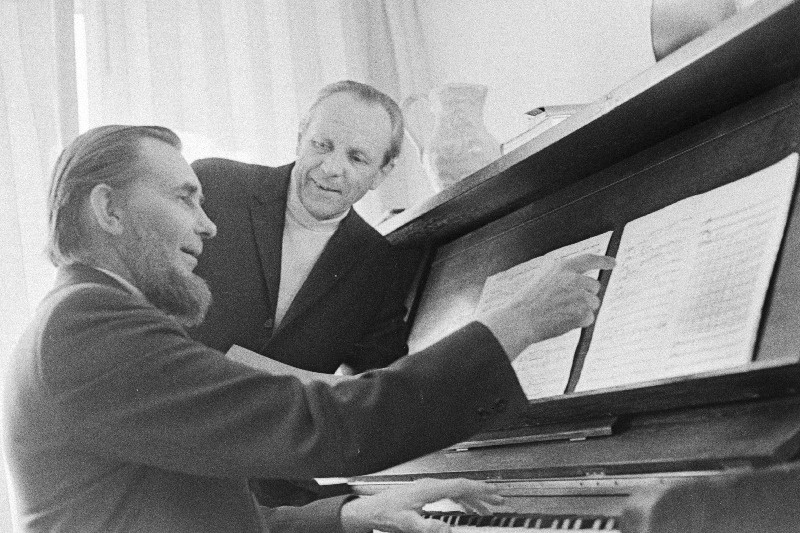 Eesti NSV teeneline kunstitegelane, Nõukogude Eesti  preemia laureaat, NSV Liidu 1974. a riikliku preemia kandidaat helilooja Veljo Tormis (vasakul) ja ENSV  Heliloojate Liidu juhatuse esimees Boris Kõrver vetlemas.