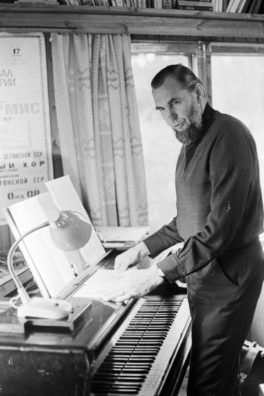 Eesti NSV teeneline kunstitegelane, Nõukogude Eesti  preemia laureaat, NSV Liidu 1974. a riikliku preemia kandidaat, helilooja Veljo Tormis.