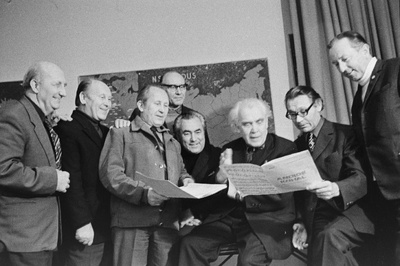 NSV Liidu rahvakunstnik, professor, Riikliku Akadeemilise Meeskoori peadirigent Gustav Ernesaks (paremalt kolmas) koori veteranidega vestlemas.  duplicate photo
