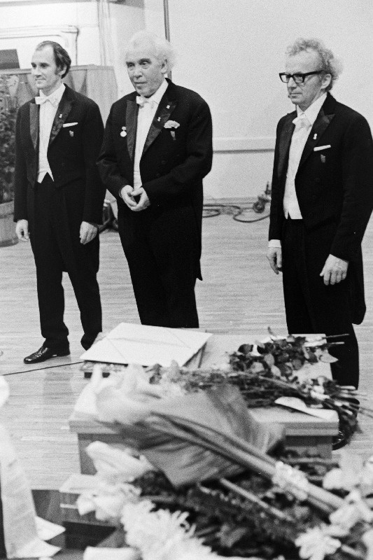 Riikliku Akadeemilise Meeskoori 30. aastapäeva kontserdil tänavad publikut peadirigent, NSV Liidu rahvakunstnik professor Gustav Ernesaks (keskel) ja dirigendid Kuno Areng (paremal) ning Olev Oja.