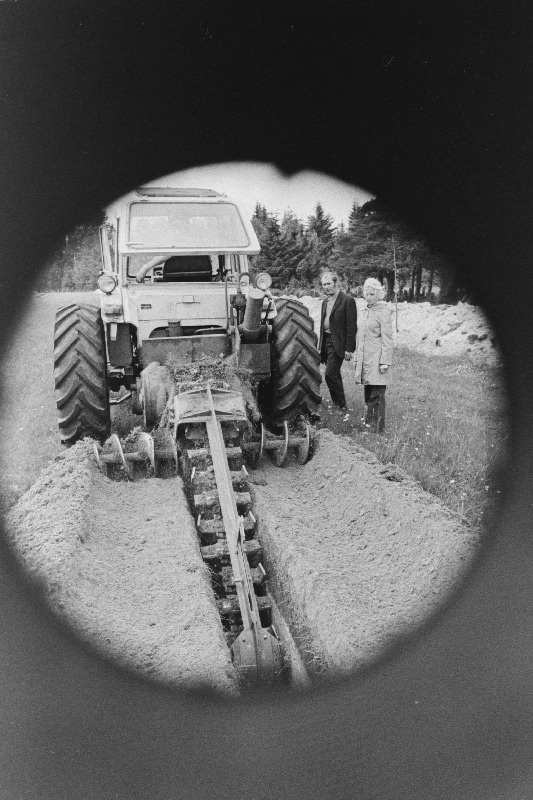 NSV Liidu 50. aastapäeva nim Tallinna Ekskavaatoritehases valmistatud ekskavaator ЭТЦ-165 tehasekatsetused Vesisoo objektil.