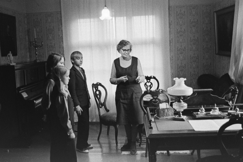 Suure-Jaanis asuva heliloojate Kappide memoriaalmuuseumi hoidja Linda Võsa külastajatele seletusi andmas.