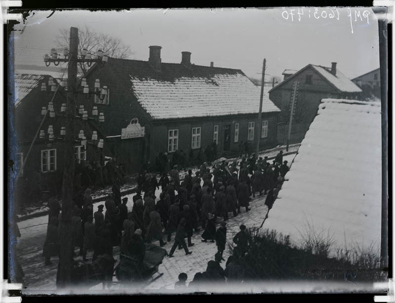 klaasnegatiiv, sõjaväelased marsivad 7.Jalaväepolgu staabi väravas 1920.a.