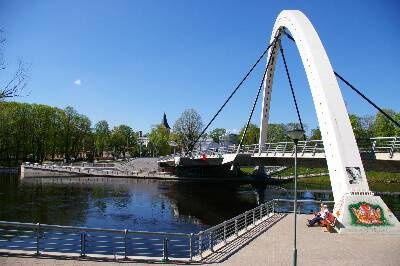 Vabadussild. Vaade Emajõe vasakkaldalt. sillal grafiti. Taga Jaani kirik.  Tartu, mai 2013.
