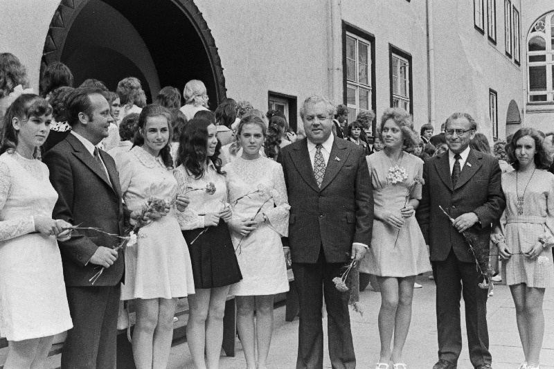 EKP Keskkomitee sekretär V. Väljas (vasakult), ENSV ülemnõukogu Presiidiumi esimees A. Vader ja ENSV haridusminister F. Eisen grupi keskkooli lõpetanutega pärast vastuvõttu Toompeal.