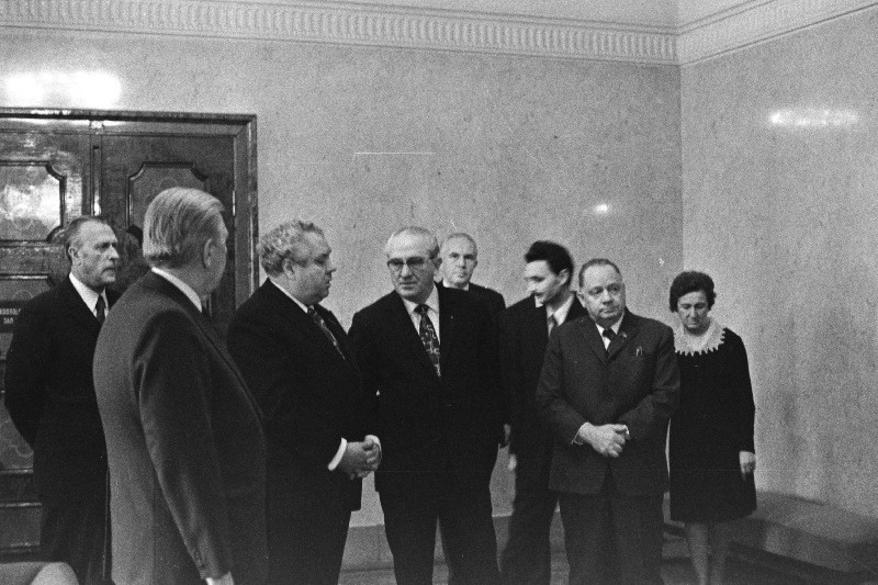 NLKP Keskkomitee Poliitbüroo liige, NSVL Ministrite Nõukogu juures asuva Riikliku julgeoleku Komitee esimees J. Andropov (paremalt 4.) Eesti NSV Ülemnõukogu Presiidiumis vestleb EKP Keskkomitee esimese sekretäri J. Käbini (paremalt 2.) ja ENSV Ülemnõukogu Presiisumi esimehe A. Vaderiga (vasakult 3.).