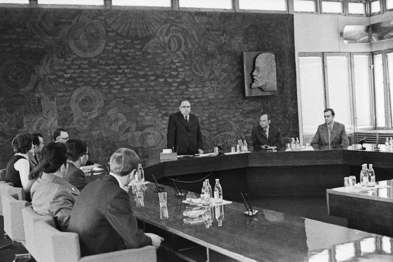 ÜLKNÜ XVII kongressi delegaadid ja külalised vastuvõtul EKP Keskkomitees. Kõnega esineb EKP Keskkomitee esimene sekretär J. Käbin.