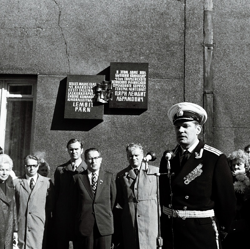Kindralleitnant Lembit Pärna memoriaaltahvli avamise pidulikul miitingul Tõnismäe tänavas kõneleb 3. järgu kapten V. Heinaste. Seisavad paremalt 1. EKP Tallinna Linnakomitee esimene sekretär N. Johanson, 2. Tallinna TSN Täitevkomitee esimees Ivar Kallion, 3. ELKNÜ Keskkomitee esimene sekretär I. Toome.