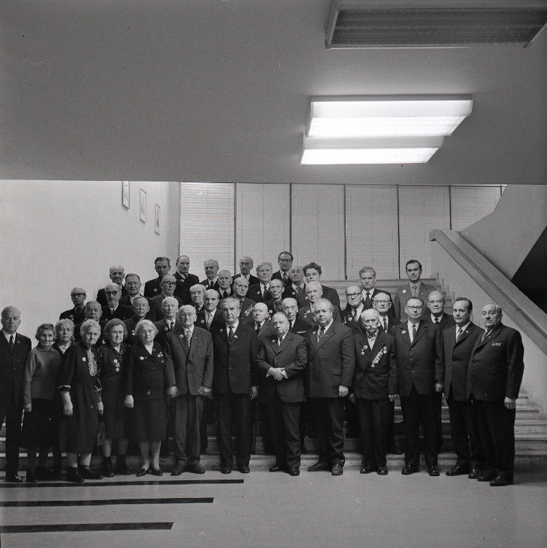 Punased kütid vastuvõtul  EKP Keskkomitees. Esimeses reas vasakult 1. EKP Keskkomitee sekretär K. Vaino, 7. ENSV Ministrite Nõukogu esimees V. Klauson, 8. EKP Keskkomitee esimene sekretär J. Käbin, 9. ENSV Ülemnõukogu Presiidiumi esimees A. Vader, 10. EKP Keskkomitee teine sekretär K. Lebedev, 11. EKP Keskkomitee sekretär V. Väljas; kolmandas reas paremalt 1. ELKNÜ Keskkomitee esimene sekretär I. Toome, 2. EKP Tallinna Linnakomitee esimene sekretär N. Johanson.