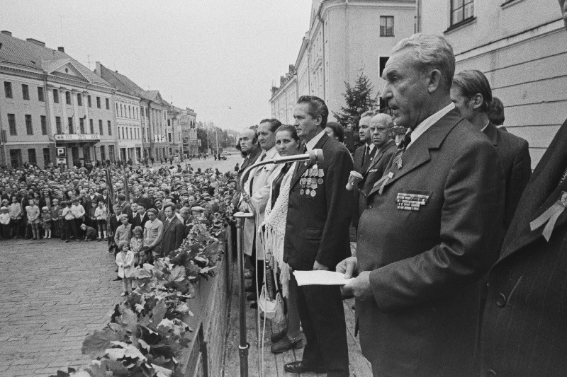 Tartu fašistlikest okupantidest vabastamise 30. aastapäeva miitingul esineb ENSV Ministrite Nõukogu esimees V. Klauson.