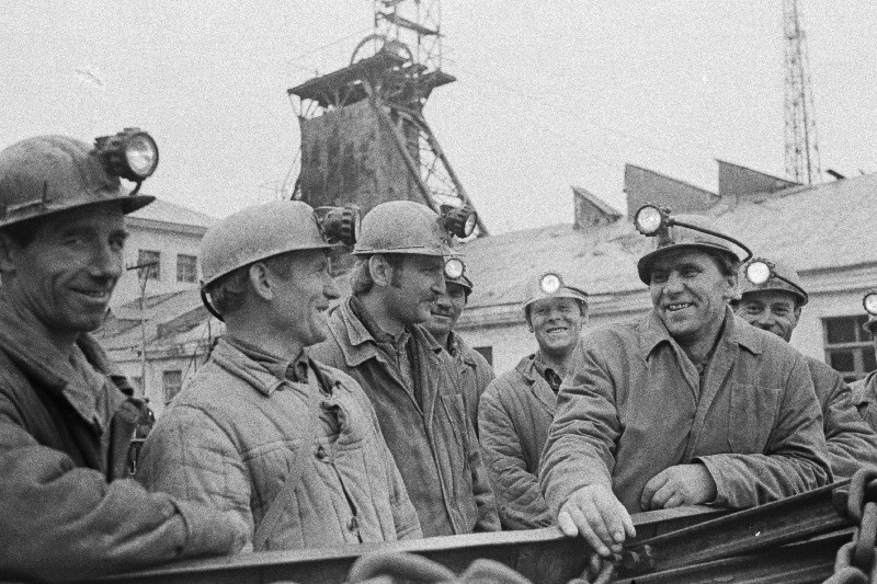 Trusti Eesti Põlevkivi Ahtme kaevanduse parim brigaad (vasakult) Rosing Smukul, Nikolai Šadrin, Peeter Kaljula, Ivan Vassiljev, Aleksei Tammi, Brigadir Vassili Ivanov, Nikolai Antonov  ja Lembit Põld.