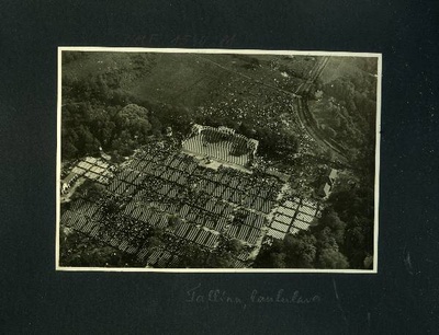 Foto Albert Silvere albumist. Albumis on fotod üliõpilaselust  ja aerofotod Tartust, 1921 aasta.  similar photo
