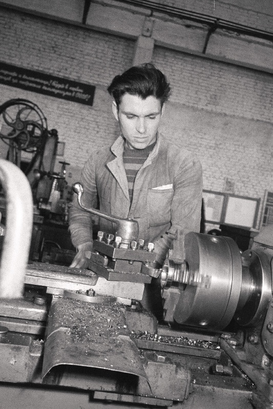 Loksa Laevaremonditehase mehaanikatsehhi parim treial kommunistlik noor Kovaljov oma töö juures.