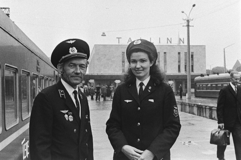 Balti Raudtee Eesti Raudteekonna Tallinna veduridepoo vedurijuht H.Malgre ja vagunisaatja E. Püüman Balti jaamas.