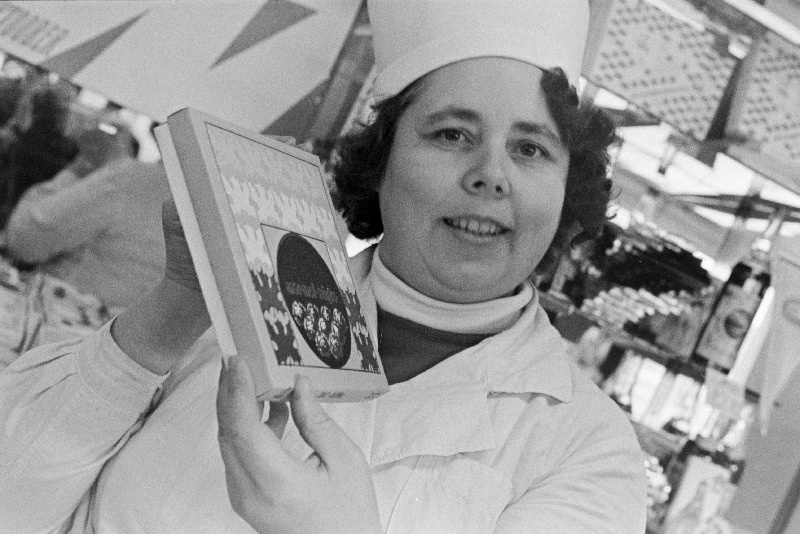 ETKVL-Keila kaupluse Tallinn osakonnajuhataja, Nõukogude tarbijate kooperatsiooni eesrindlane ja Nõukogude kaubanduse eesrindlane märkidega autasustatud Ilse Reimann.