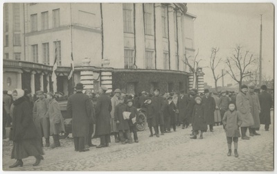 Vaade rahvahulgale Estonia ees Asutava kogu avaistungi päeval, fotopostkaart  duplicate photo