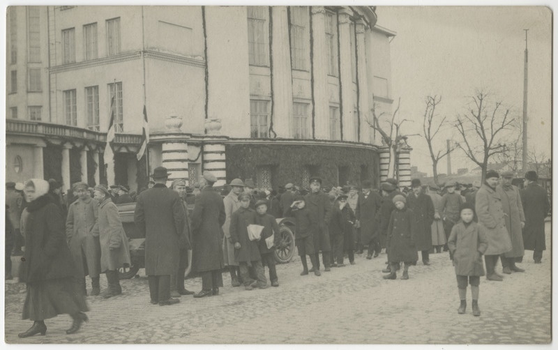 Vaade rahvahulgale Estonia ees Asutava kogu avaistungi päeval, fotopostkaart