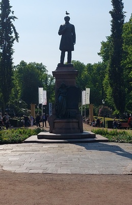 Runeberginesplanadi. Johan Ludvig Runebergin muistomerkki talvisessa Esplanadin puistossa. rephoto