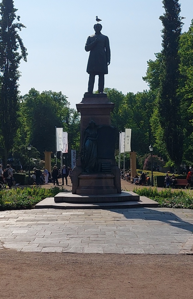 Runeberginesplanadi. Johan Ludvig Runebergin muistomerkki talvisessa Esplanadin puistossa. rephoto