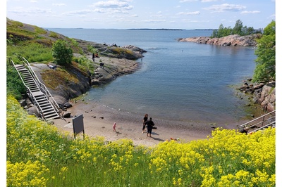Susisaari. Suomenlinnan uimaranta. Aurinkoinen näkymä Susisaaren valleilta länsiounaaseen. Vasemmalla Kustaanmiekan kallioita. rephoto