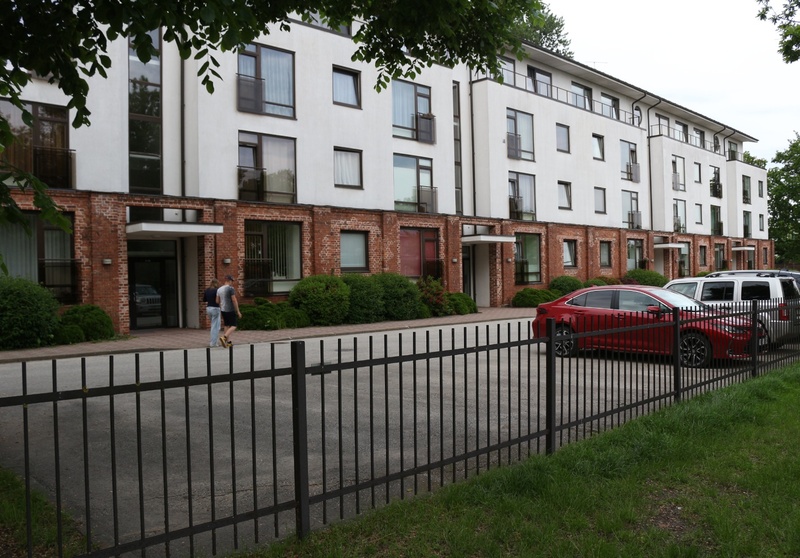 Bowlingi klubi XS Vaksali tänaval, endine Raudtee aida hoone. rephoto