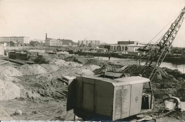 Ehitustegevus Emajõe vasakkaldal, taga sadam. Tartu, 1967.