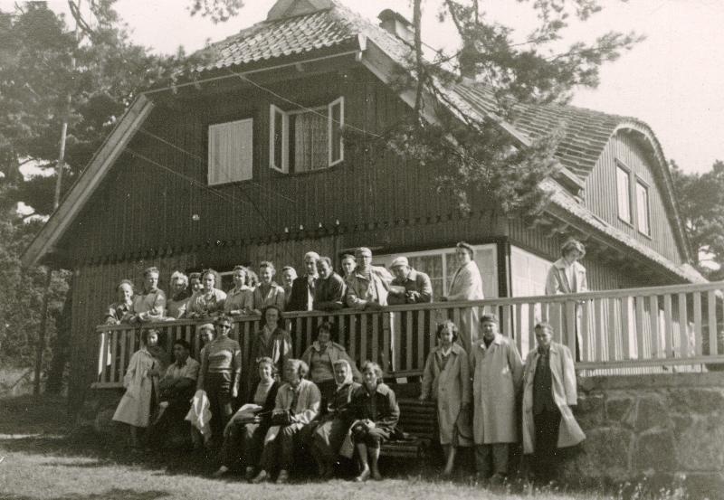 Eesti Geograafia Seltsi Leedu teaduslikust ekskursioonist osavõtjad Saksa kirjaniku Thomas Manni endise suvekodu juures Nidas.