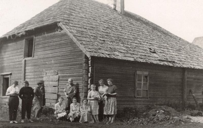 Eesti Geograafia Seltsi ja Teaduste Akadeemia Kodu-uurimise Komisjoni III geograafia-alasest kodu-uurimise seminarist osavõtjad Palamusel külas kirjanik Oskar Lutsu tädipojal (seisab keskel).  duplicate photo