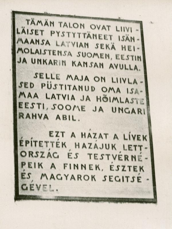 Silt Liivi rahvamaja seinal Mazirbe külas Kuramaal.