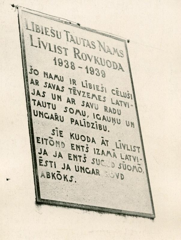 Silt Liivi rahvamaja seinal Mazirbe külas Kuramaal.