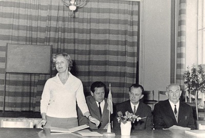 Eesti Geograafia Seltsi pidulikul üldkoosolekul Teaduste Akadeemia saalis (Sakala 3) kõneleb Ann Marksoo; presiidiumis (vasakult) Jüri Selirand, seltsi esimees Vello Tarmisto ja aseesimees Endel Varep.  similar photo