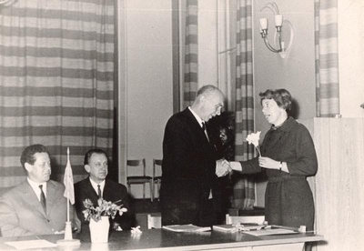 Eesti Geograafia Seltsi pidulikul üldkoosolekul Teaduste Akadeemia saalis (Sakala 3) tänab seltsi teadussekretär Laine Merikalju seltsi aseesimeest Endel Varepit; presiidiumis (vasakult) Jüri Selirand ja seltsi esimees Vello Tarmisto.  similar photo